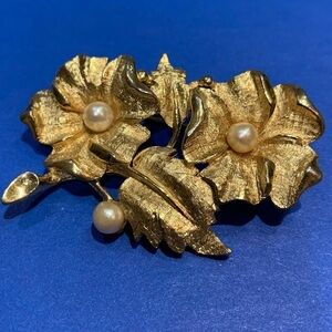 Charel 🎄1950’s Brooch, goldtone & faux Pearl
